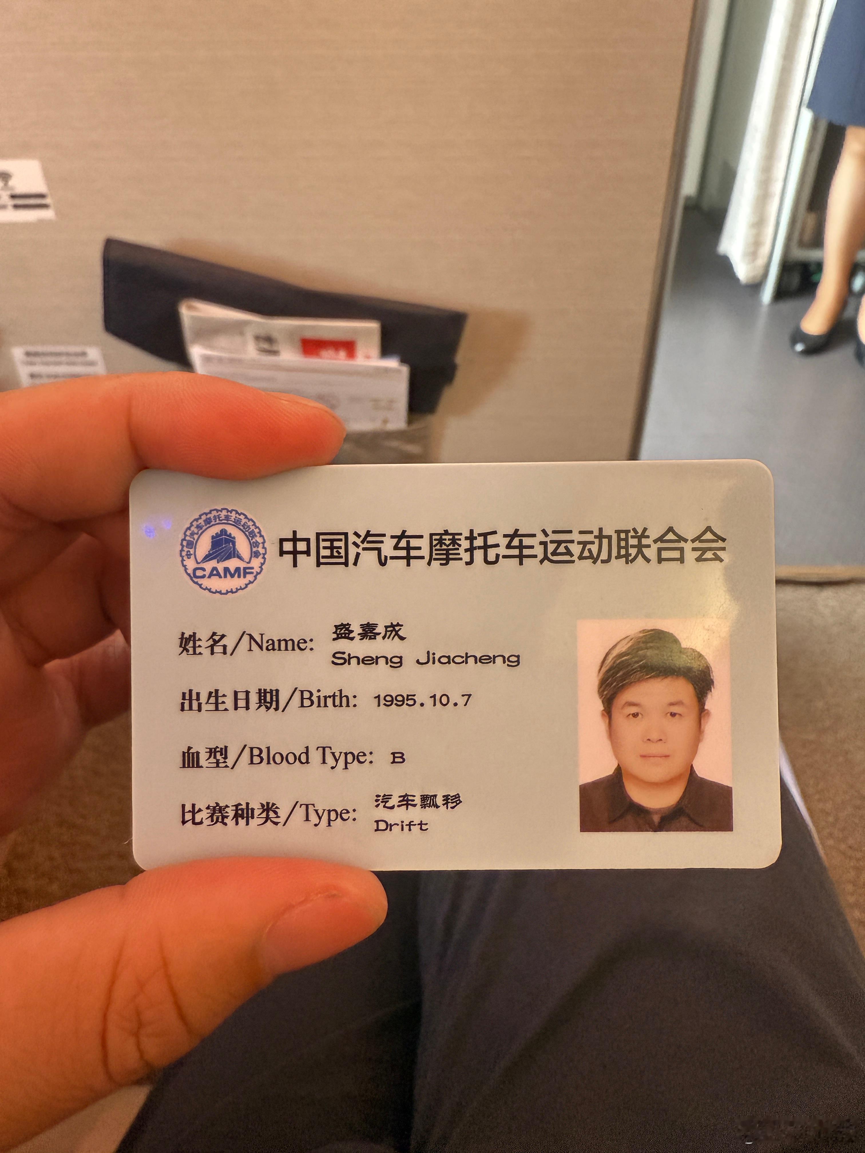 妈妈：“你把玩车那点劲用在学习上早考上清华了”我：“你以为我玩车就玩的好吗”[苦