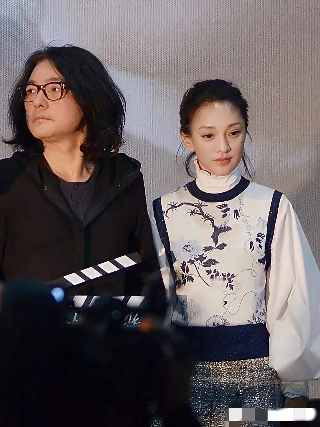 周迅这张照片太美了，把我看愣了衣服老合身了，旁边这男的是谁啊？