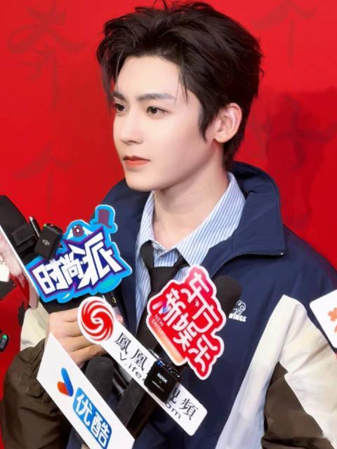 侯明昊直播 侯明昊结束直播前对着镜头飞吻，还叮嘱"早点睡不要熬夜"，这暖心程度简