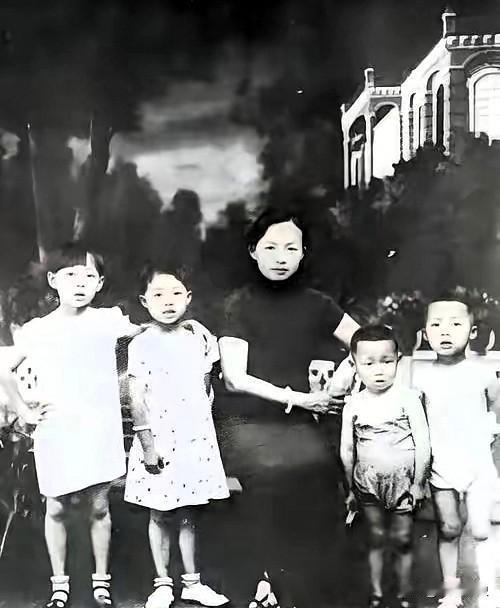 1949年，陈毅听说，国军抗日名将谢晋元的遗孀带着4个孩子流浪街头，心生不忍，连