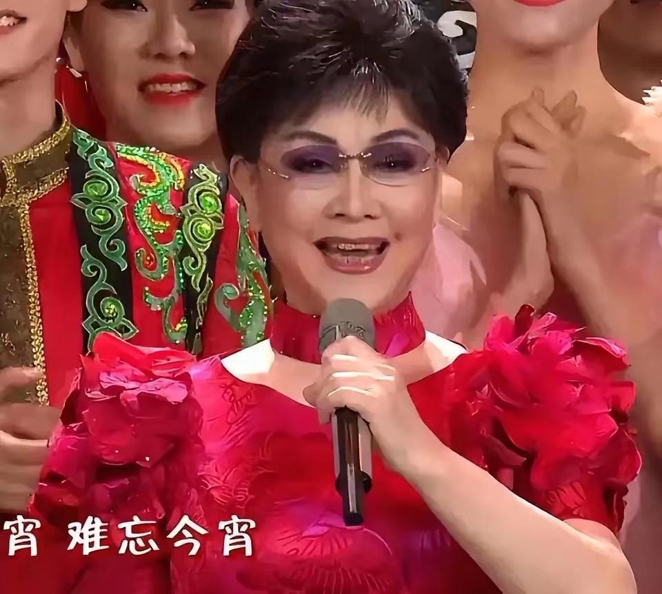 李谷一要缺席2026年春晚了，挺让人感慨的。这么多年，《难忘今宵》就像春晚的一个