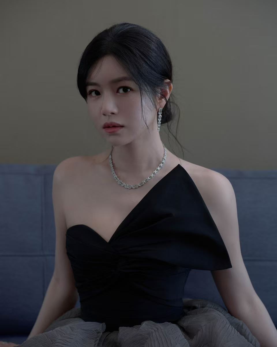 陈妍希蝴蝶结抹胸裙 白鹿卢昱晓陈妍希生镜头 陈妍希今日生图状态绝了！黑灰礼服高级