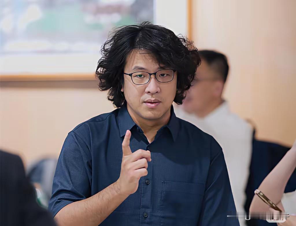 真的没想到，
一身硬气的沈伯洋，
居然也“连滚带爬”了

看他之前不是很硬气吗？