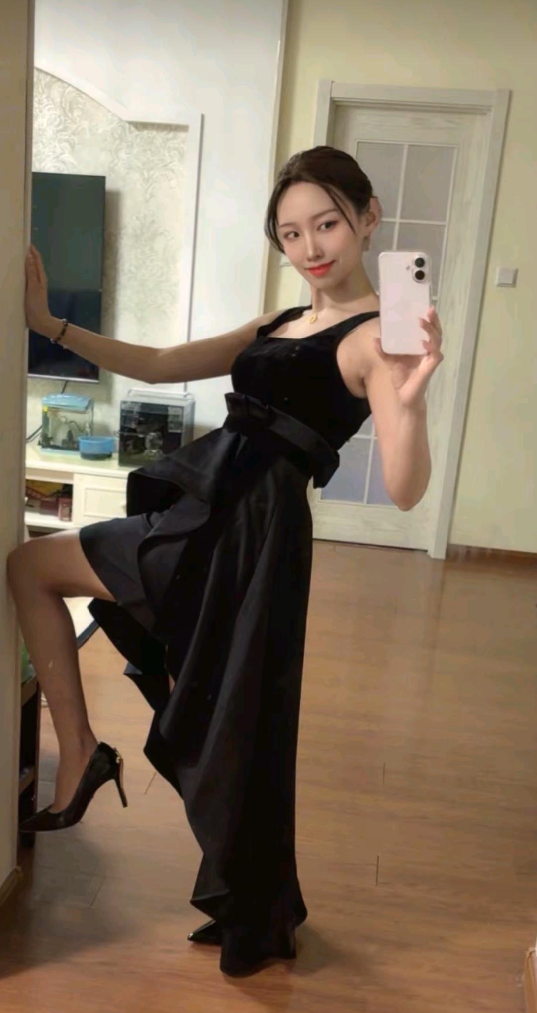 优雅黑裙，自信自拍，镜中世界，魅力无限！