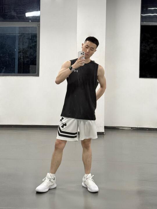 现在训练都这么穿吧🏀晒出你的美照📷