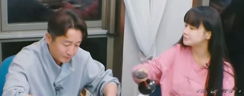 邹市明把孙杨当教材了


邹市明在看关于孙杨的视频，看孙杨怎么和老婆相处的[捂脸