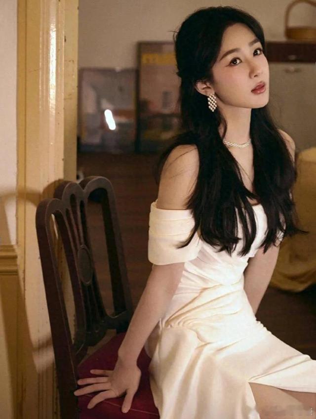 杨紫：如玉长腿，雪肤玉貌的靓丽写真大秀青春美女杨紫的迷人魅力杨紫第31届白玉兰奖