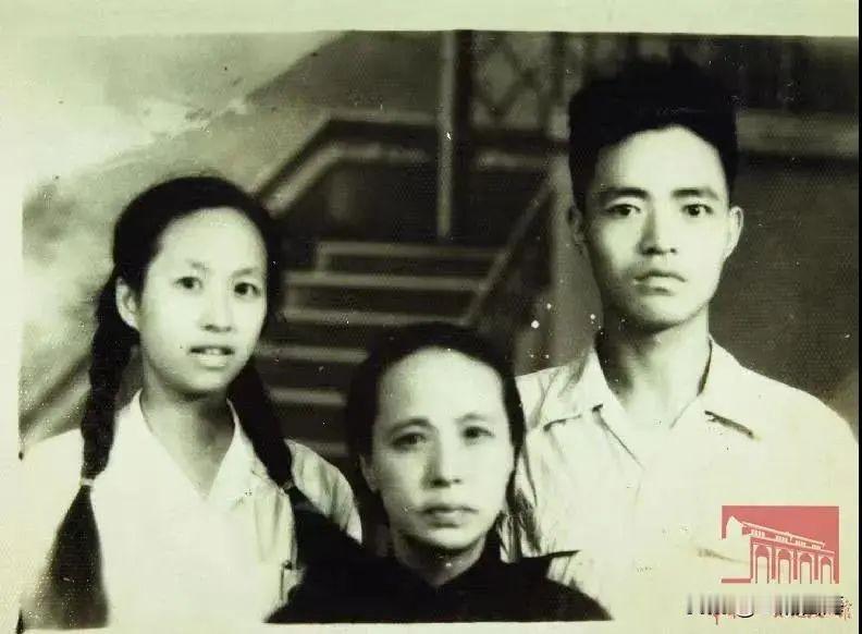 中共一大纪念馆珍藏老照片，这张馆藏老照片，背后是一段震撼人心的红色坚守。照片中间