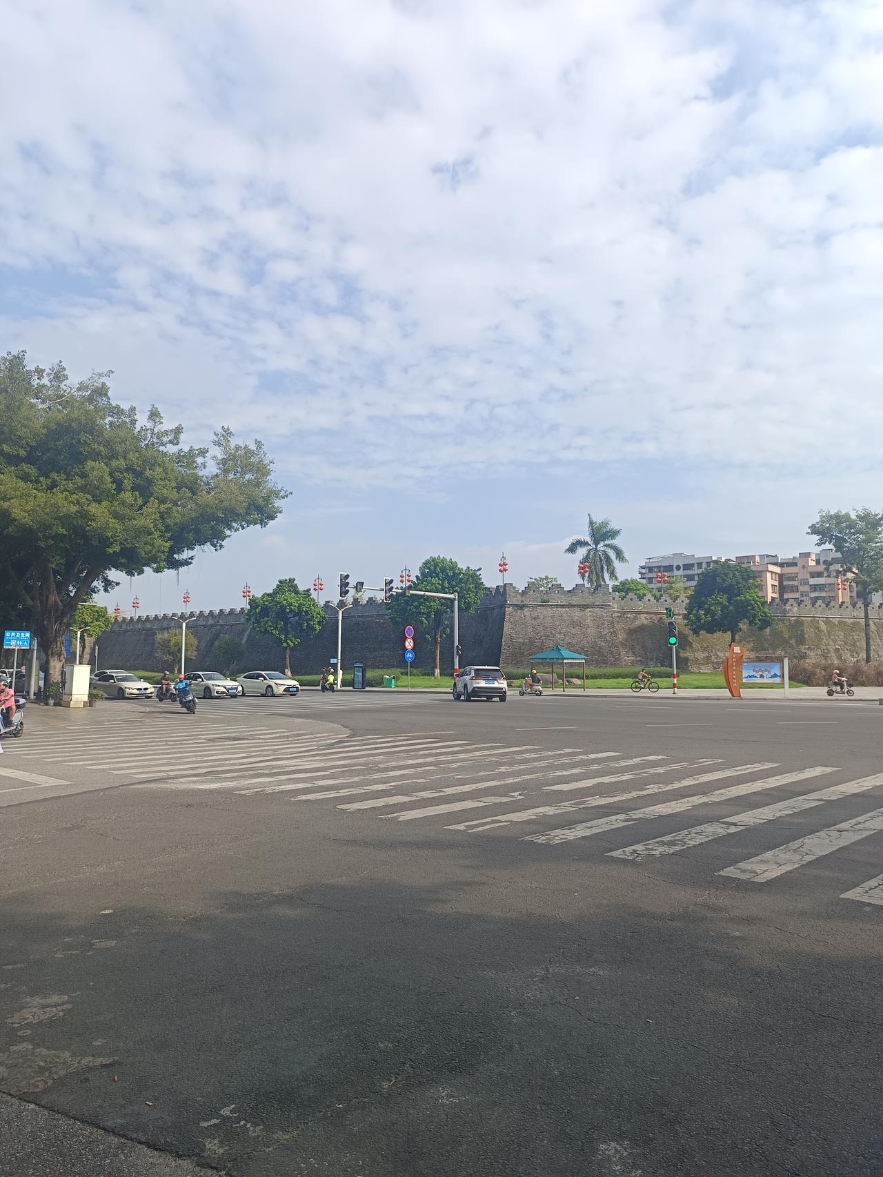 家人们谁懂啊，广东的天气真厉害，现在还有30多以上。
听说过几天放上35度了