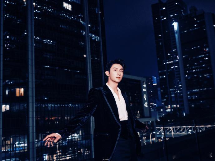 黄景瑜这身是来接管公司的吧眼神中的自信，姿态中的从容，黄景瑜穿上这身衣服，就是要