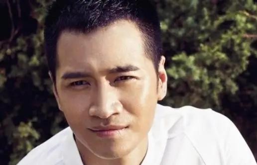 1998年，一个32岁的富婆色迷迷地对21岁的何晟铭说：“跟我去香港，我保证不会