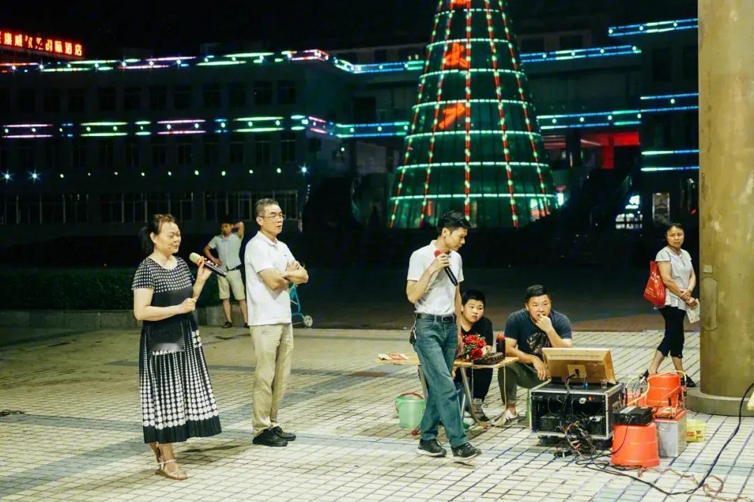 上联：大庭广场歌声亮；
下联：？？？