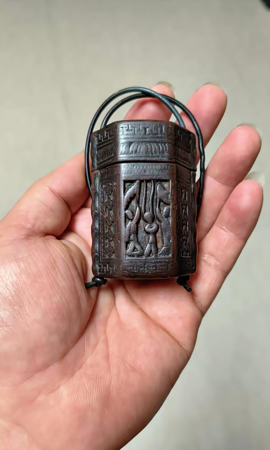 谁见过这玩意儿？我懵了！
家人们谁懂啊！翻出个老物件直接给我整不会了！
看着像个