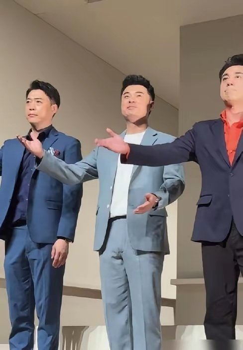 陈赫，一场话剧挣不过一小时直播。 台上演着200万的白油画，台下坐着邓超和Ang