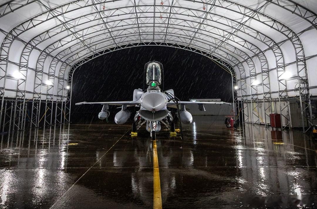 【#兵器欣赏#：#军事科技#  完成飞行前检查的巴林F-16 Block70单座