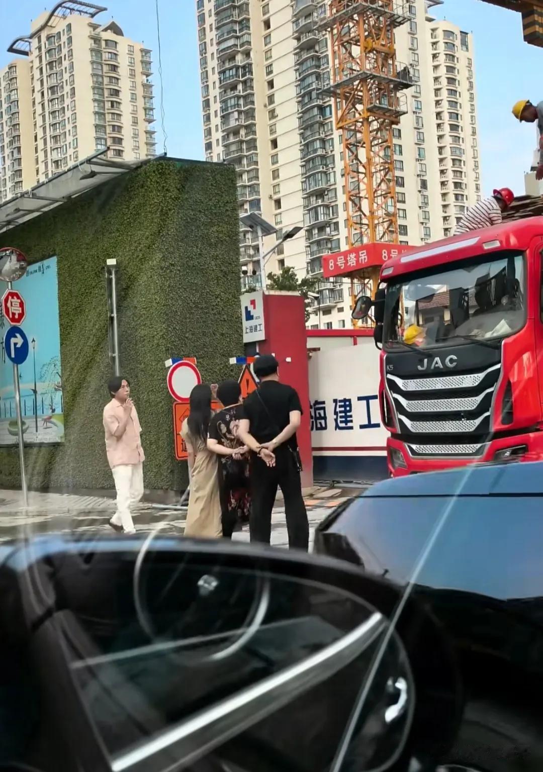 在大众眼中，明星的生活总是充满了光环与奢华，一举一动都备受瞩目。然而，近日伊能静