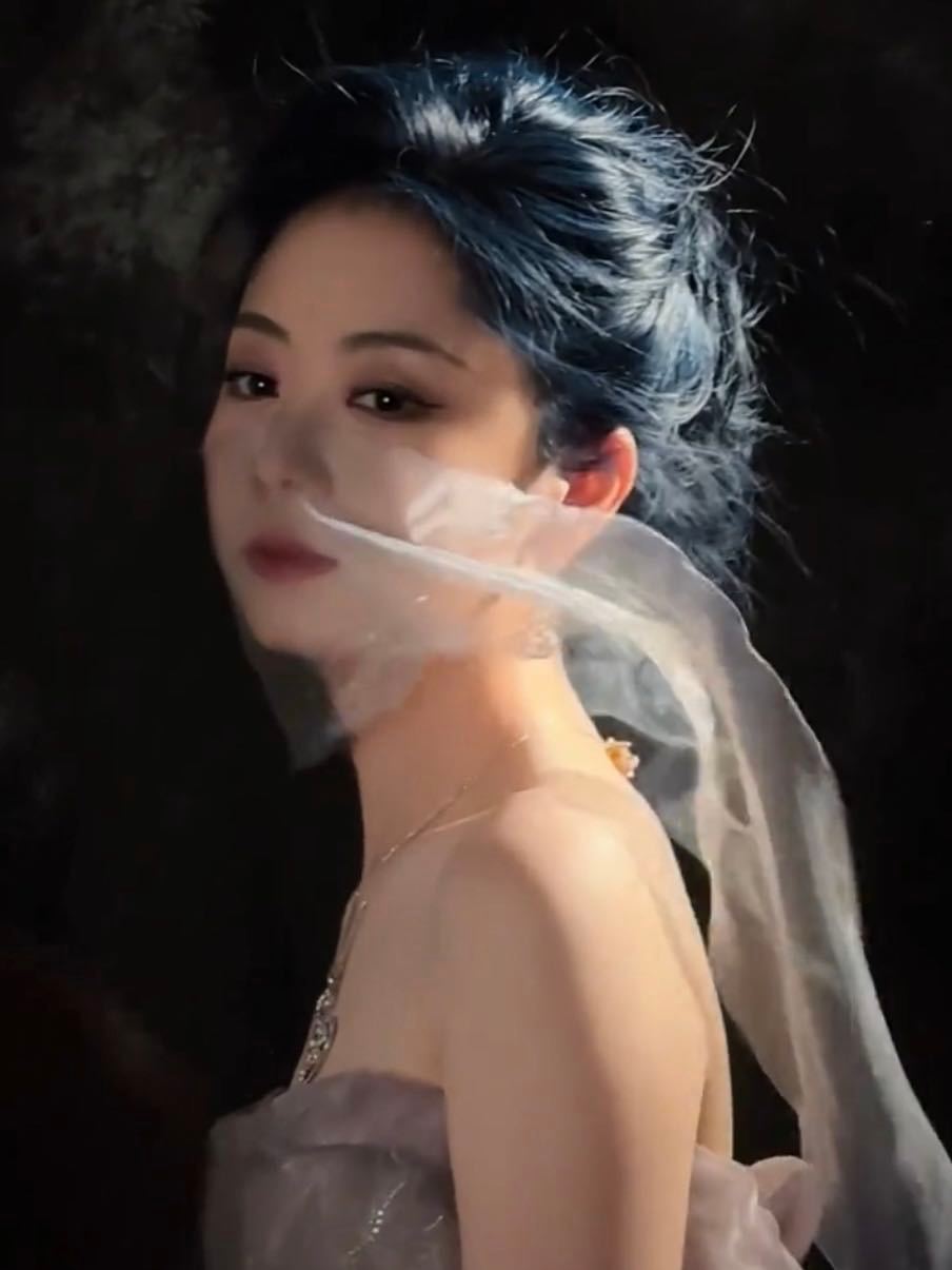 谭松韵染了蓝发谭松韵油画里走出的美人 蓝发紫裙的谭松韵是打翻了调色盘的美神！琉璃