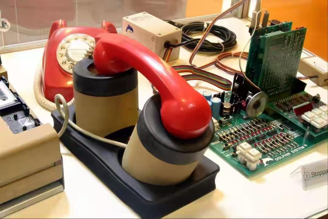 没人记得他们名字，却天天用着他们铺的网。

1994年中国刚连上互联网，那时候上