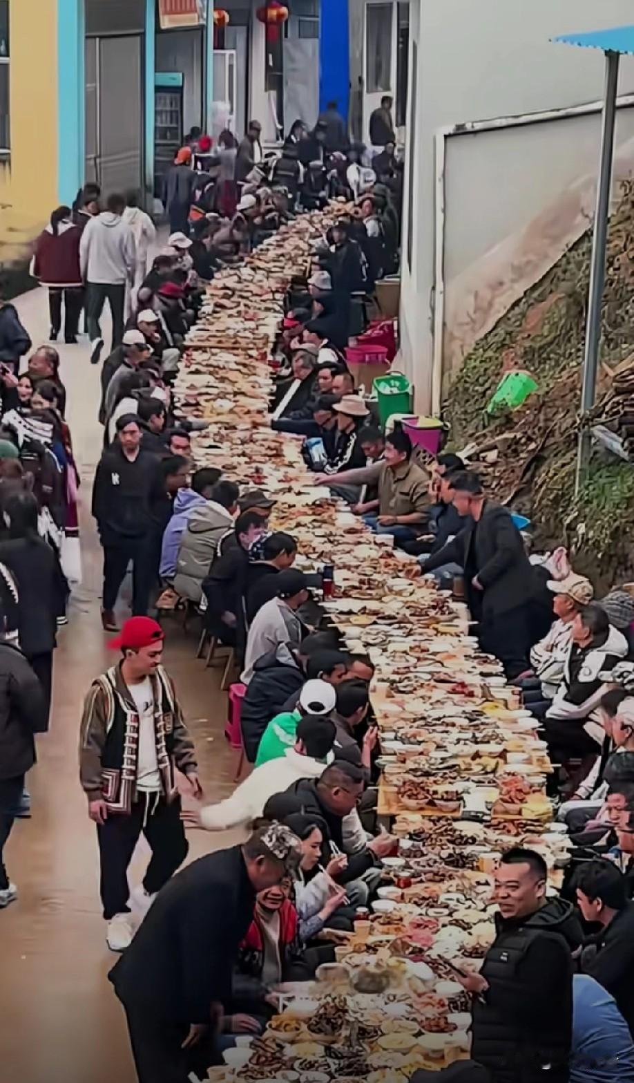 真的假的？[what]
这么长得流水席，
要花多少钱啊[捂脸]