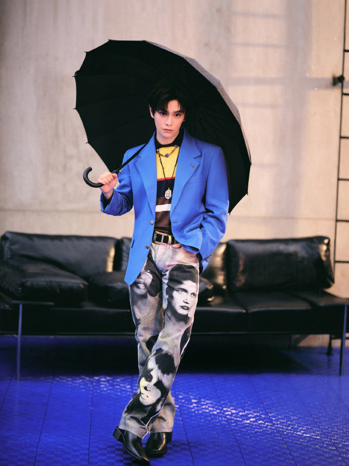 丁禹兮明暗光影中舒展松弛气场 丁禹兮撞色内搭宝石蓝西装 丁禹兮明暗光影中舒展松弛