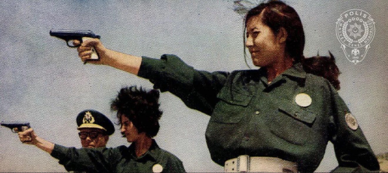 1968年，射击训练中的土耳其女警。 
