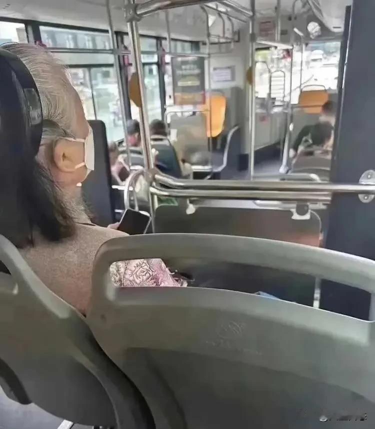 不婚不育炒股40年遭群嘲，她白发时一句话让全村沉默…

70岁邻居单身老太太，一