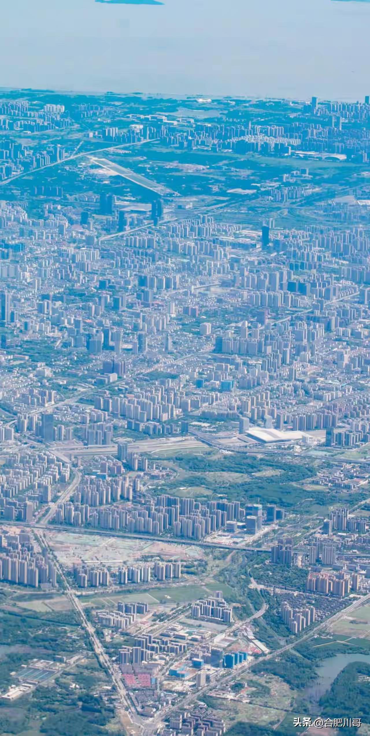飞机上航拍的，知道这是我国的哪一座城市吗?