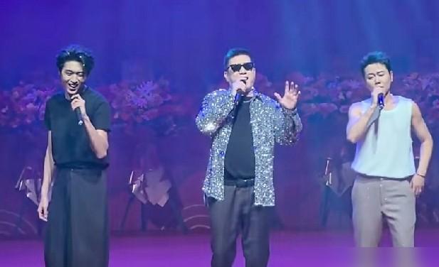 纲丝节第二场是小曲小调专场，别人都唱小曲小调，秦霄贤、孟鹤堂、张鹤伦三个人却化身