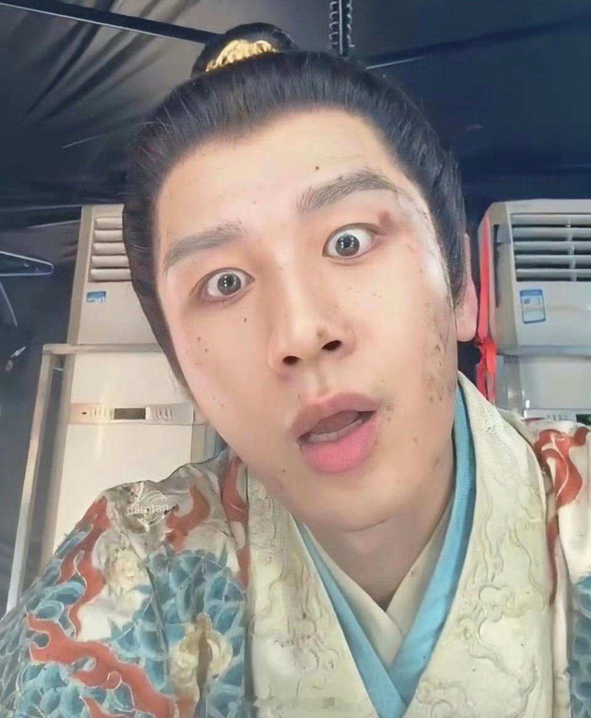 成毅发自拍了🤳 