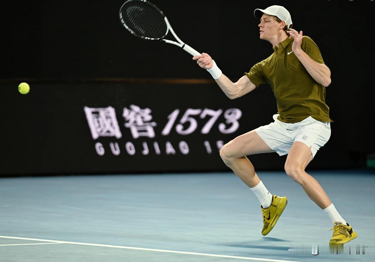 澳网最后一场男单1/4决赛，卫冕冠军辛纳以6-3、6-4、6-4轻松击败美国球员