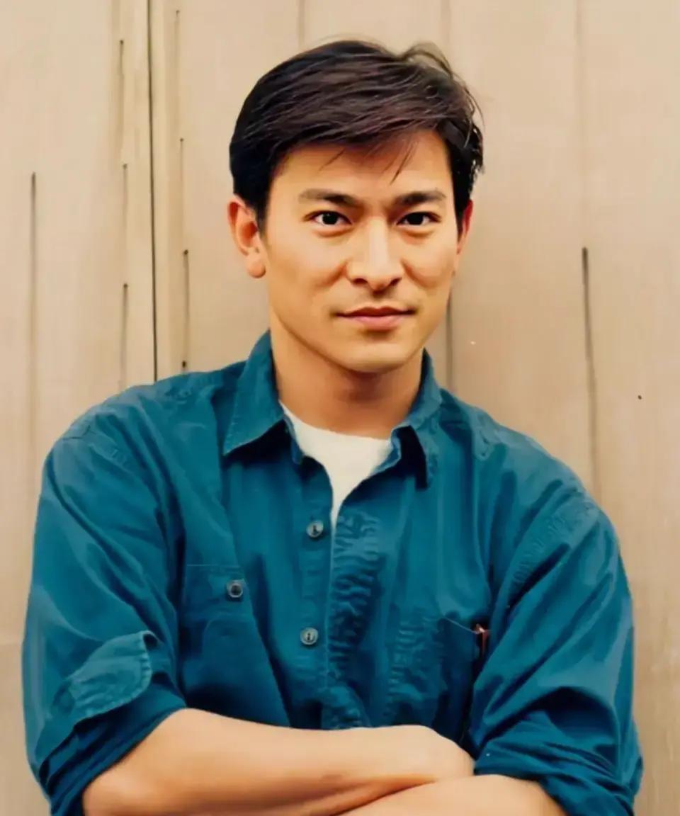 不善交际的刘德华，为何朋友都愿意为他拼命？
他不爱寒暄，却悄悄替郑则仕安排制片职