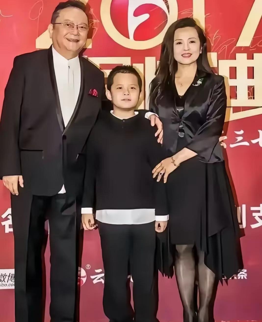 77岁老戏骨王刚的家庭生活真的太让人羡慕了！
 
一家人同框氛围感拉满，妻子整个