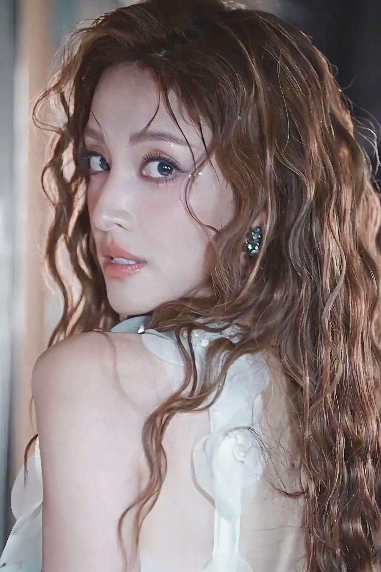 陈凯琳好会唱陈凯琳早该出来营业了 一公舞台上的陈凯琳真的太亮眼了！坐在那里如公主