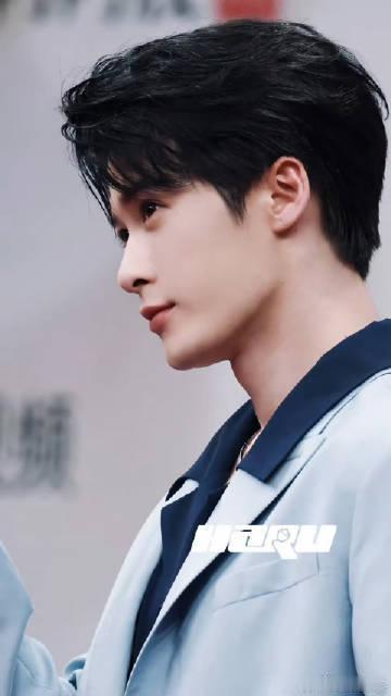 檀健次 看完你的看你的被檀健次红毯狠狠拿捏！自带闪光灯 buff，pose 切换