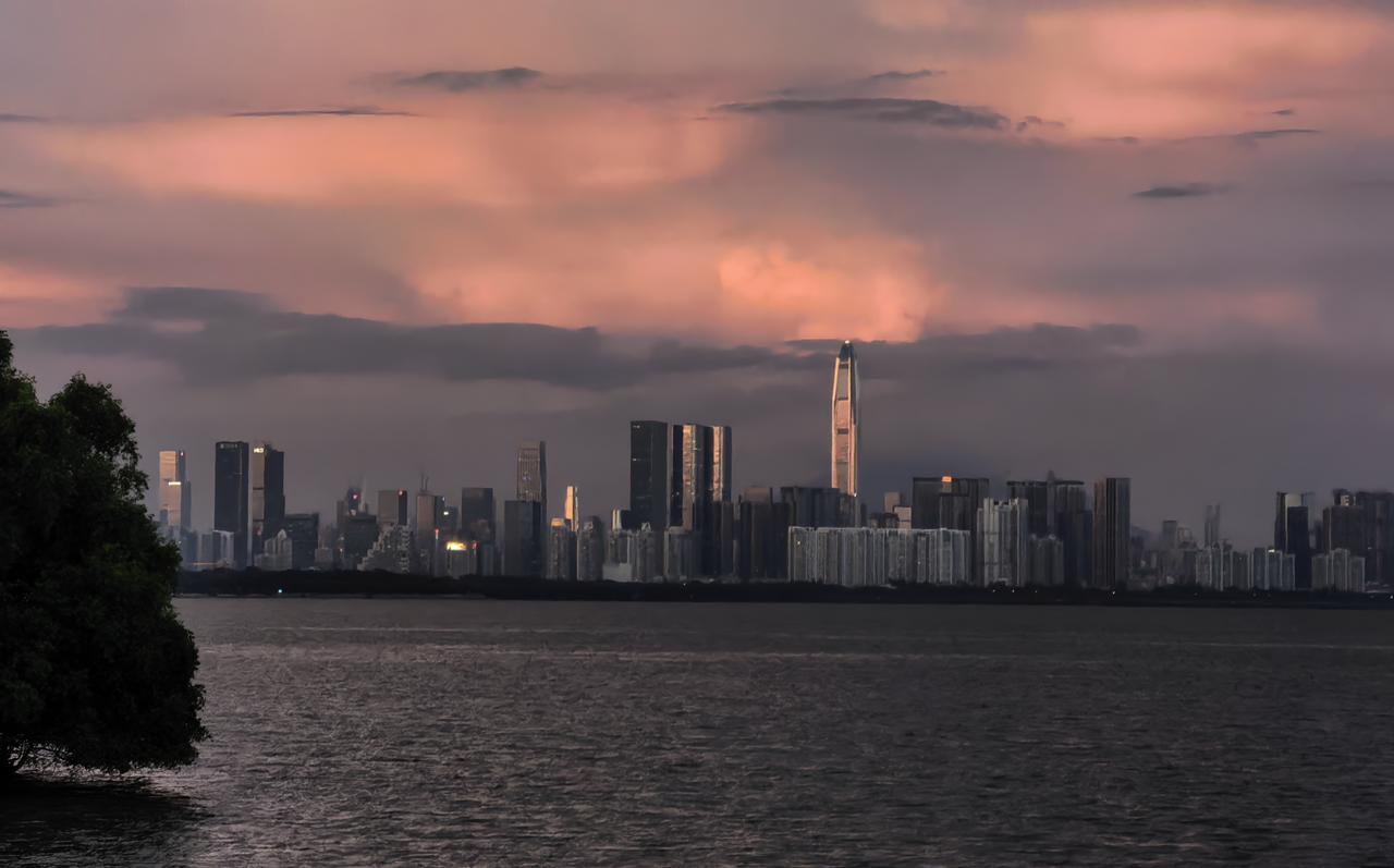 台风🌀来袭前的深圳湾，五年没过来了，蛇口前海翻天覆地的变化啊！现在也是到处可见