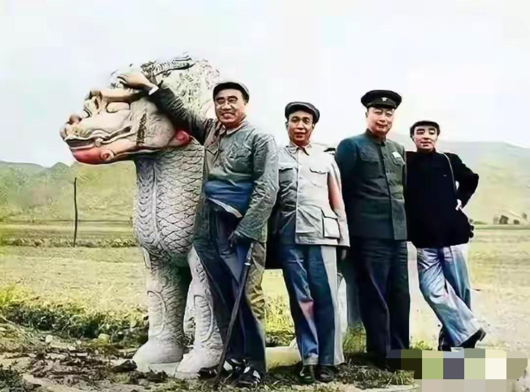 这张经典合影拍摄于1952年5月11日，地点是北京明十三陵神道，四人从左至右依次
