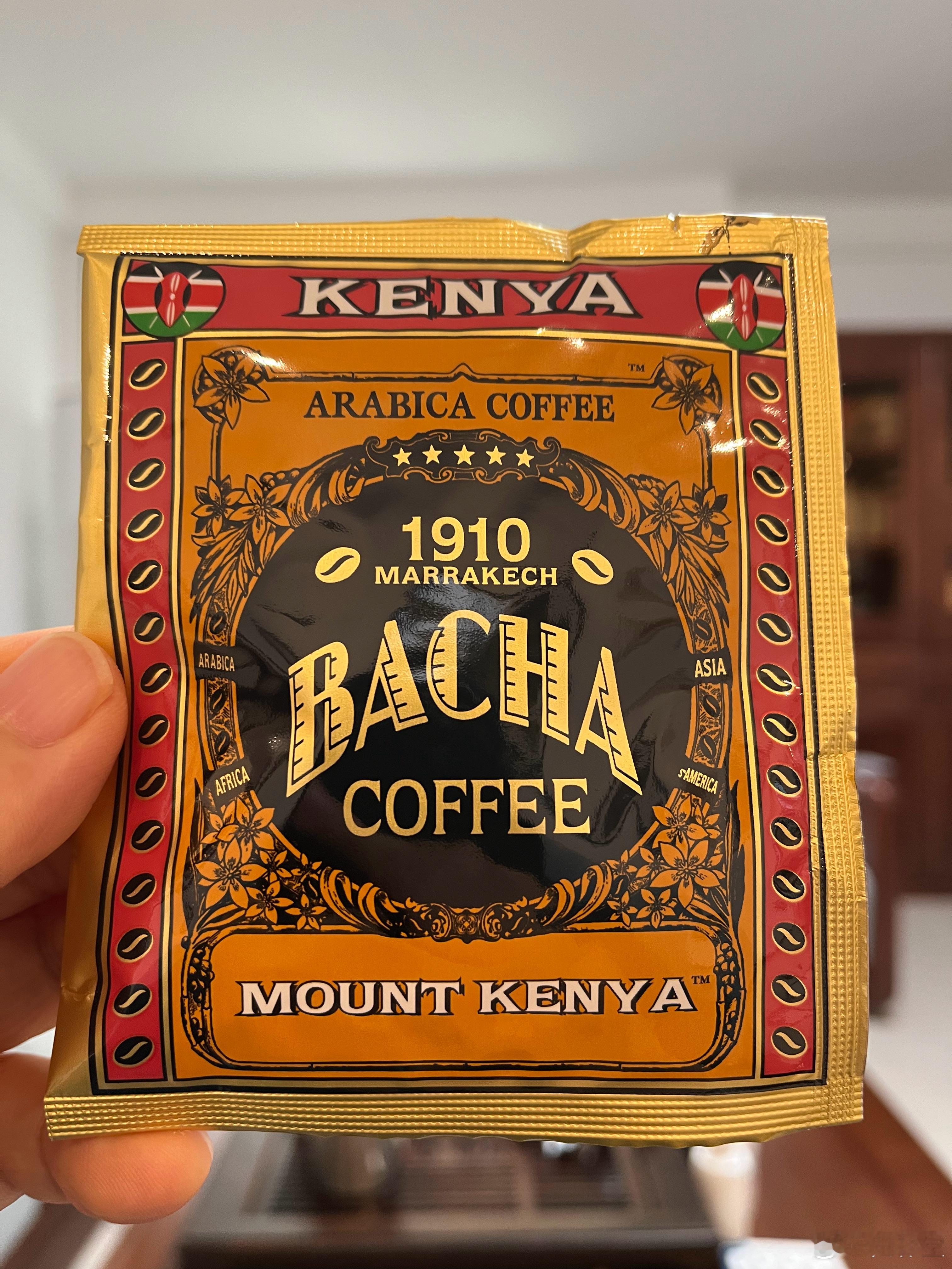 早餐手冲肯尼亚咖啡☕️加牛奶🥛、全麦面包🥯夹煎蛋🍳橄榄油浸炽烤小番茄🍅—
