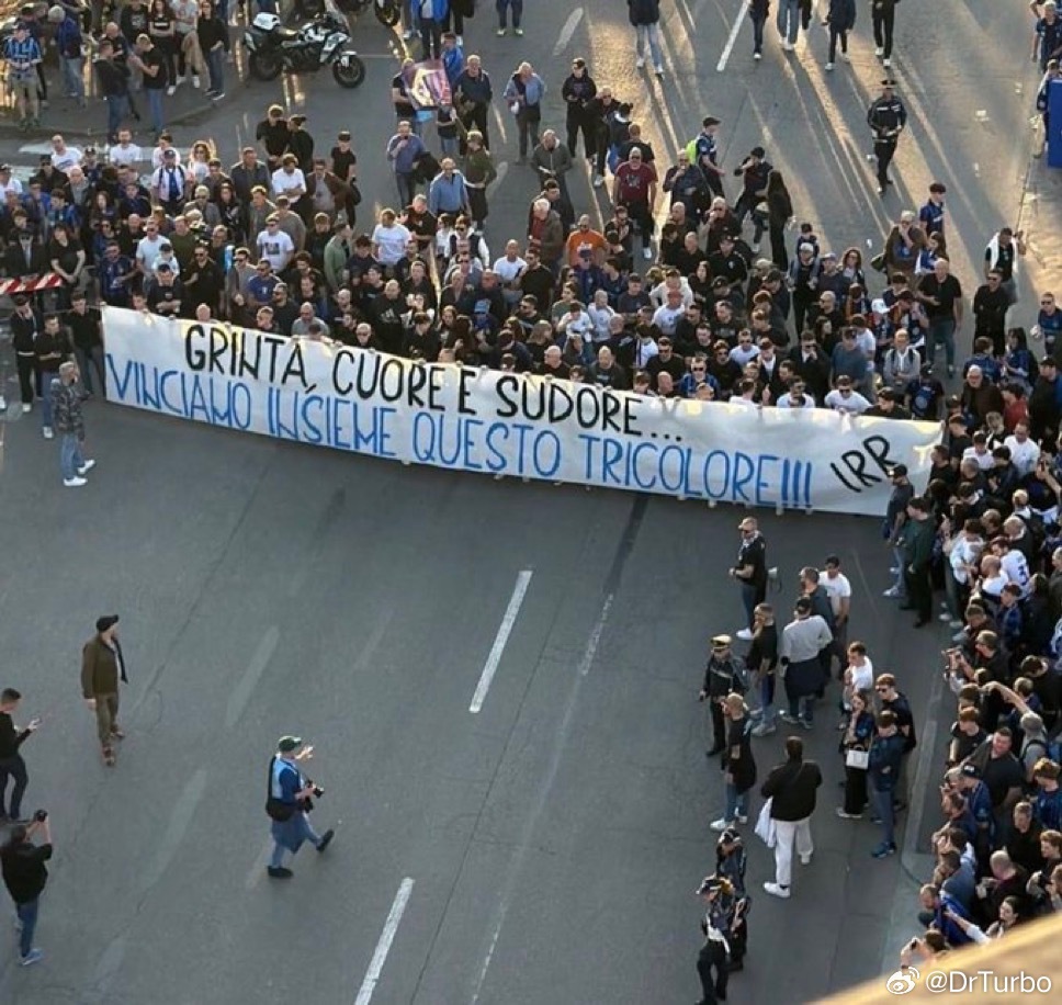 北看台横幅：毅力 勇气和汗水 让我们一起赢得这面三色旗国际米兰5比2罗马劳塔罗复