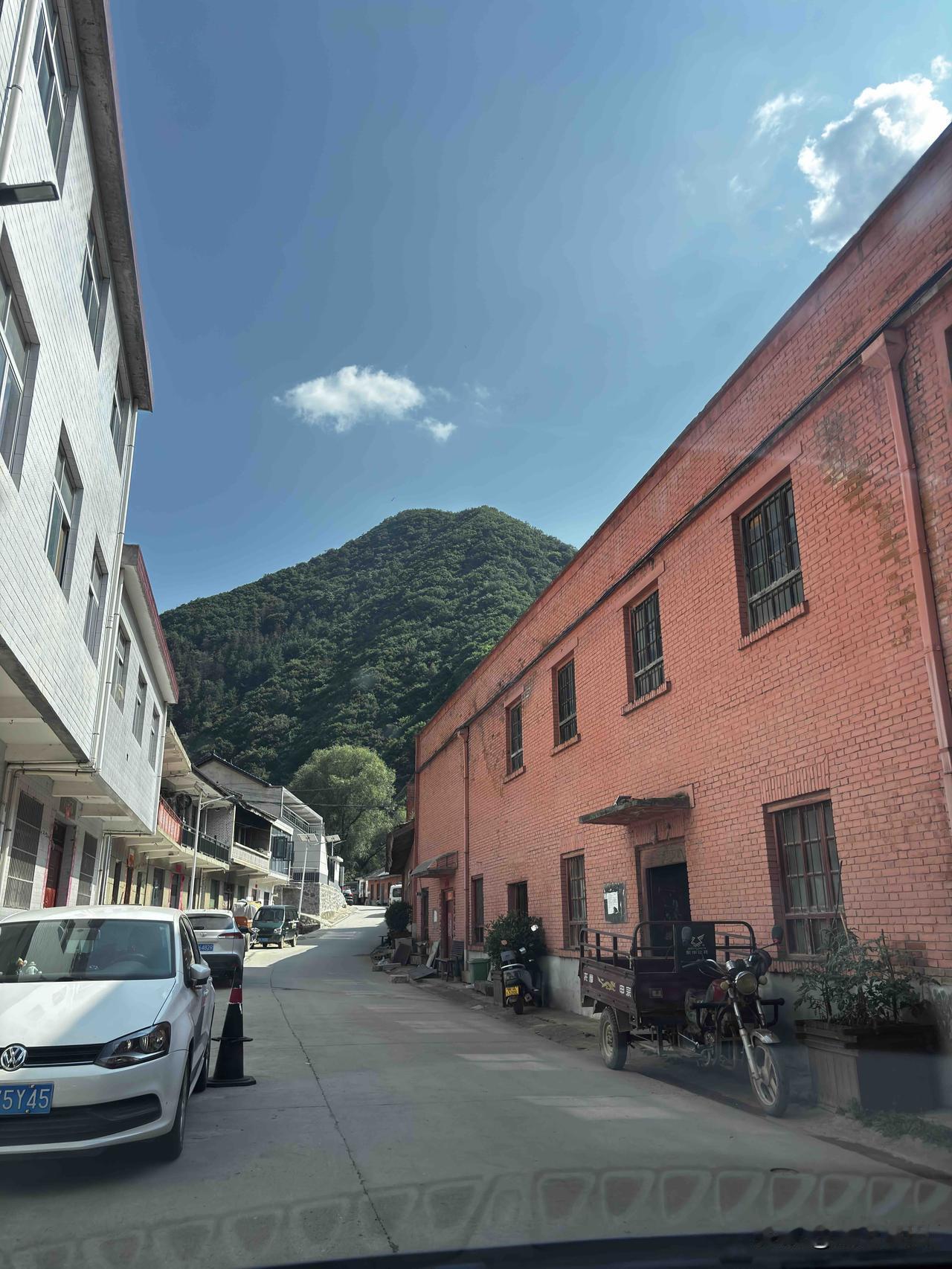 蓝田红门寺随拍，看看这老商店里面的摆设，旧海报，过去的柜台，很有年代气息，适合拍