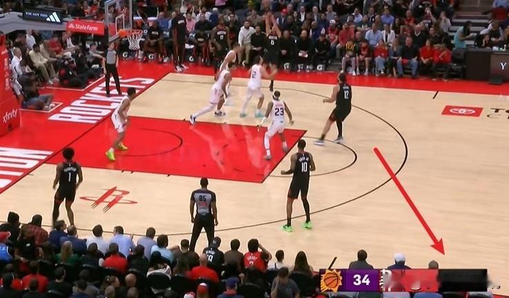 第一节计时器频频出问题，第二节直接没用计时器，活久见，这还是NBA的比赛吗？
之