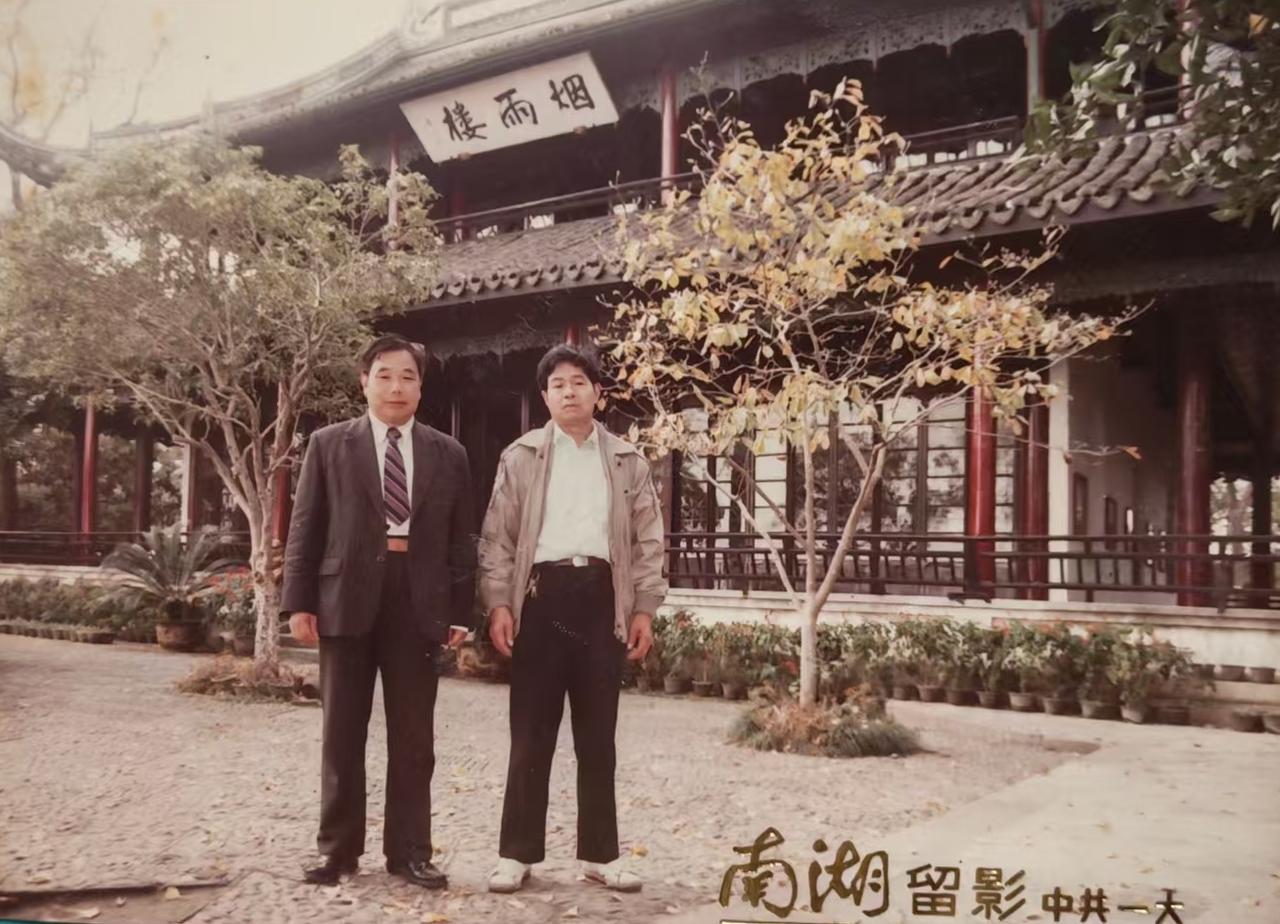 南湖烟雨楼，堪称嘉兴南湖景区的标志性建筑。
湖心岛中央的正楼约20米高，共分两层