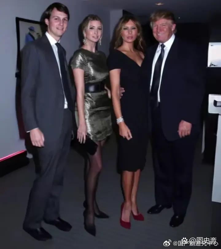 早年，特朗普、梅拉尼娅夫妇与女儿伊万卡、女婿库什纳的一家留影，当时女儿伊万卡是父