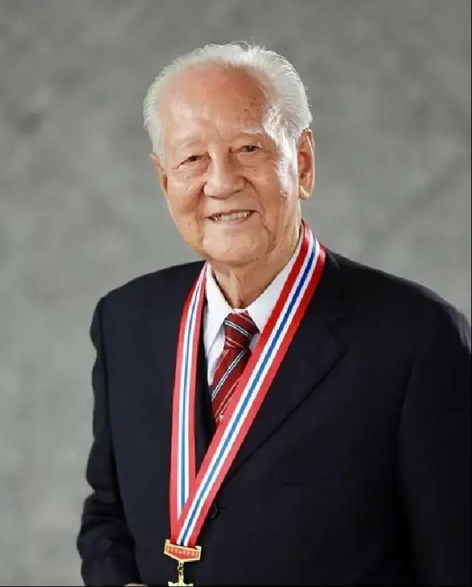 1988年，黄旭华在南海做深潜试验时，顺道回了趟家看望母亲，谁知95岁高龄的老母