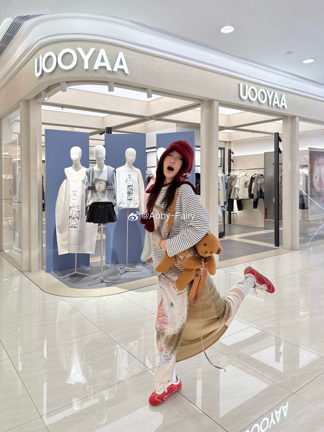 把现代艺术穿成日常腔调🎨搭配 色彩晕染得细腻有层次，条纹与艺术图案碰撞穿搭分享