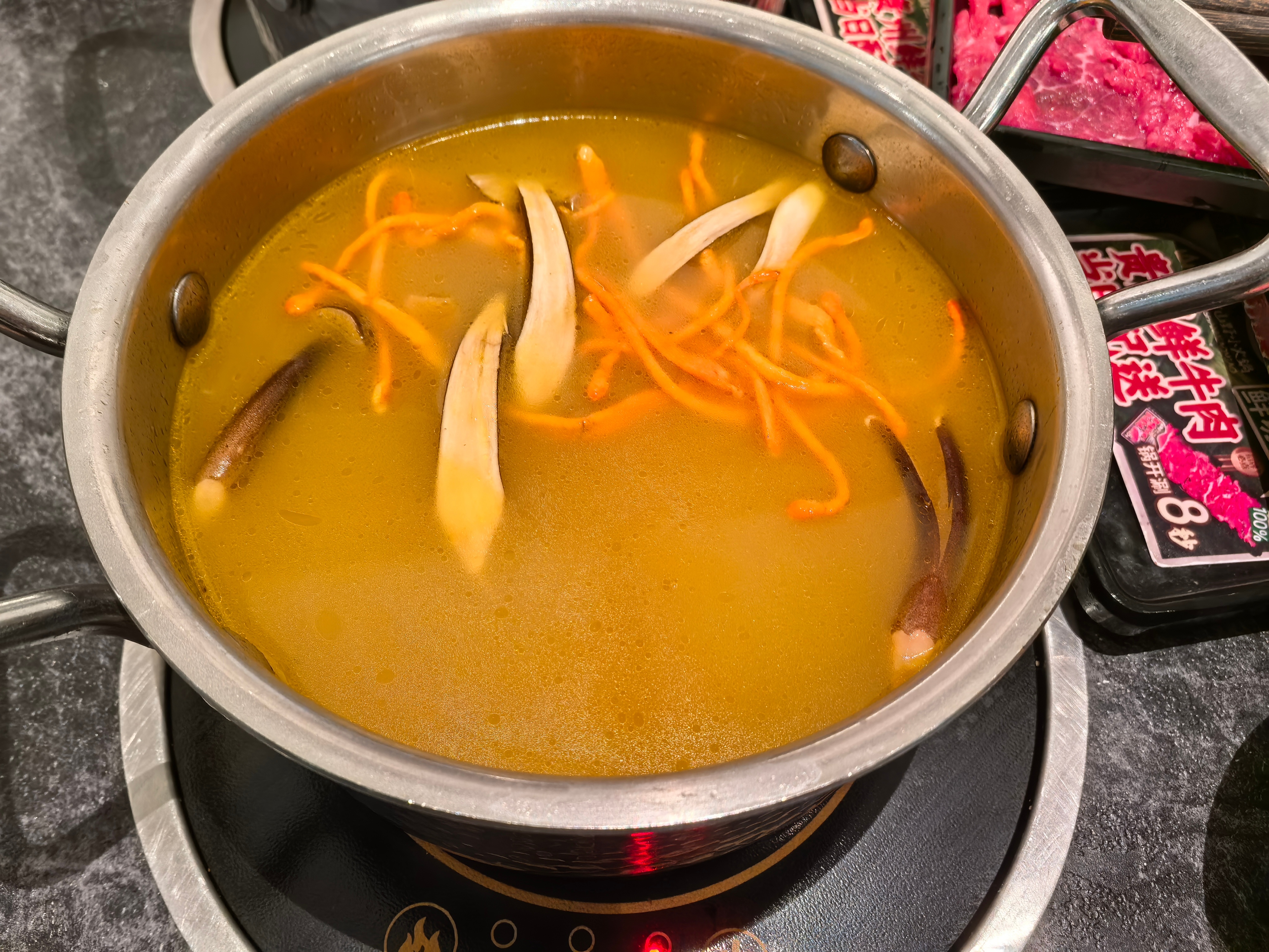 我说我很好养活，你信不信？菌汤锅下了4盆素菜[允悲] ​​​