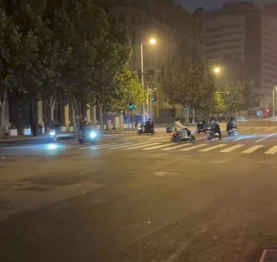 一堆印度留学生，大半夜在骑车炸街的新闻，把我气够呛！

查了一下事后处理结果，车