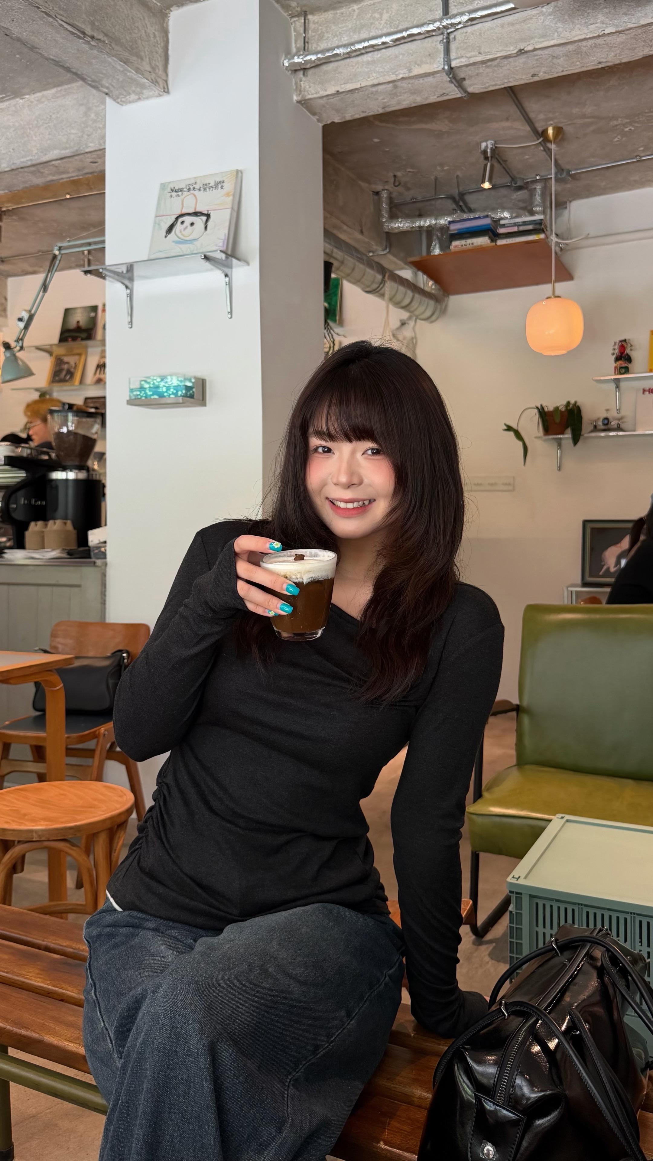 和你一起去咖啡店  聊最近的生活 拍喜欢的照片 是我最期待的小事