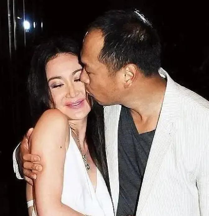 温碧霞当年顶着艳星标签，被何祖光一眼看中。

亿万公子哥追她追到2000年，顶住