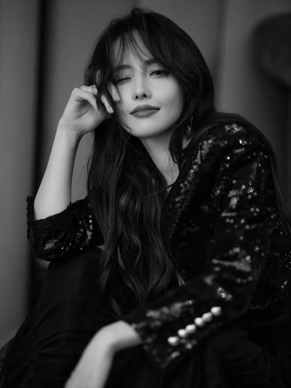 张嘉倪自从参加浪姐后，越来越有女儿味了。