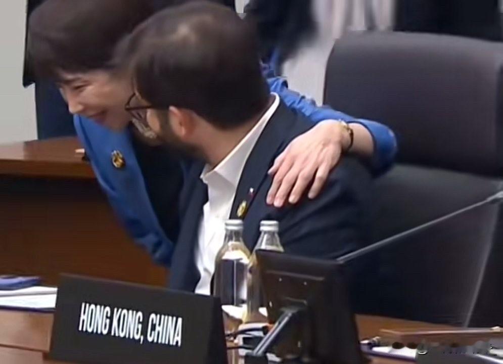 大赚眼球！高市早苗在APEC会议间隙，与智利总统博里奇亲密互动，她将手臂搭在博里
